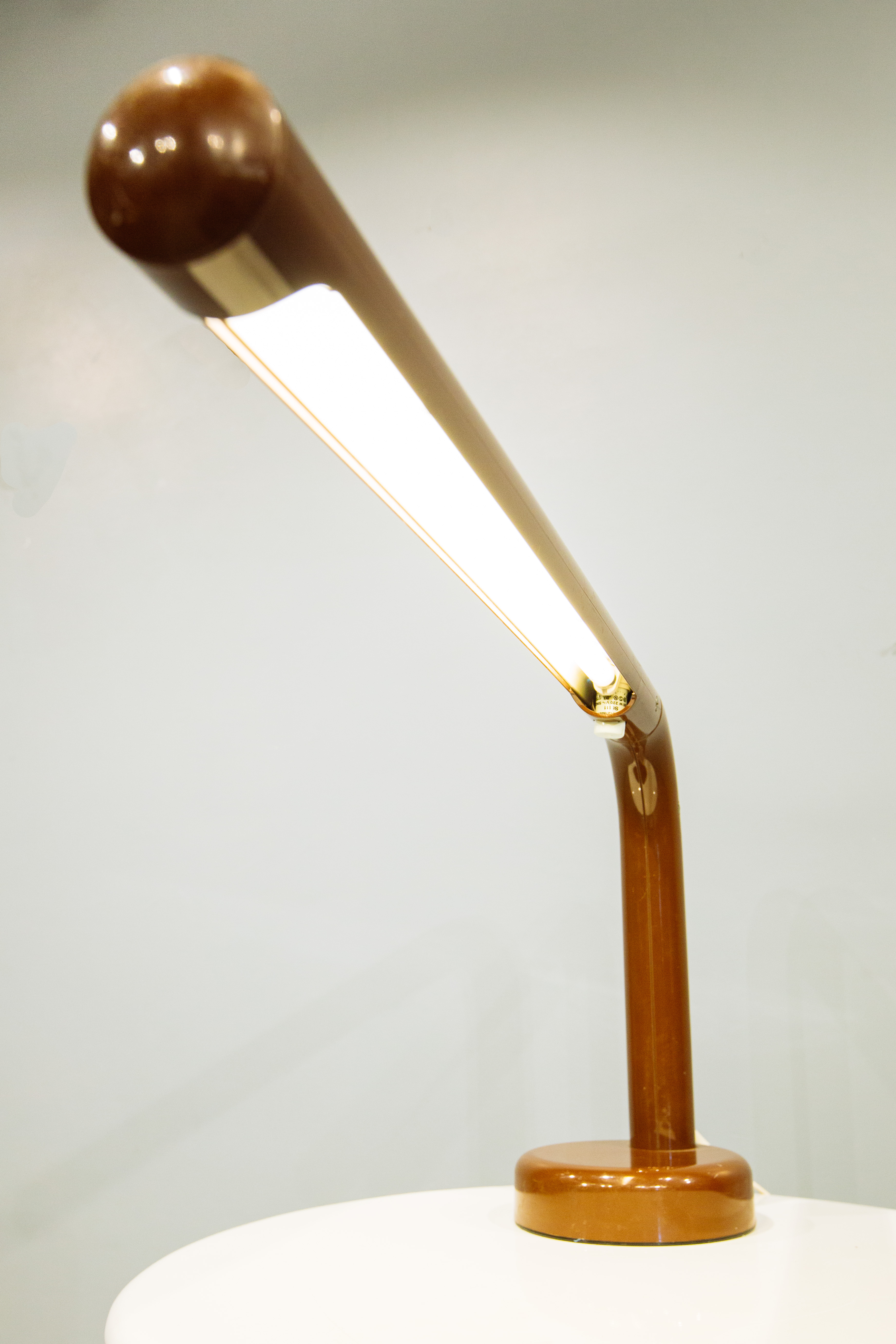 Anders Pehrson tasarımı  'Tuben' masa lambası . Atelje Lyktan üretimi 