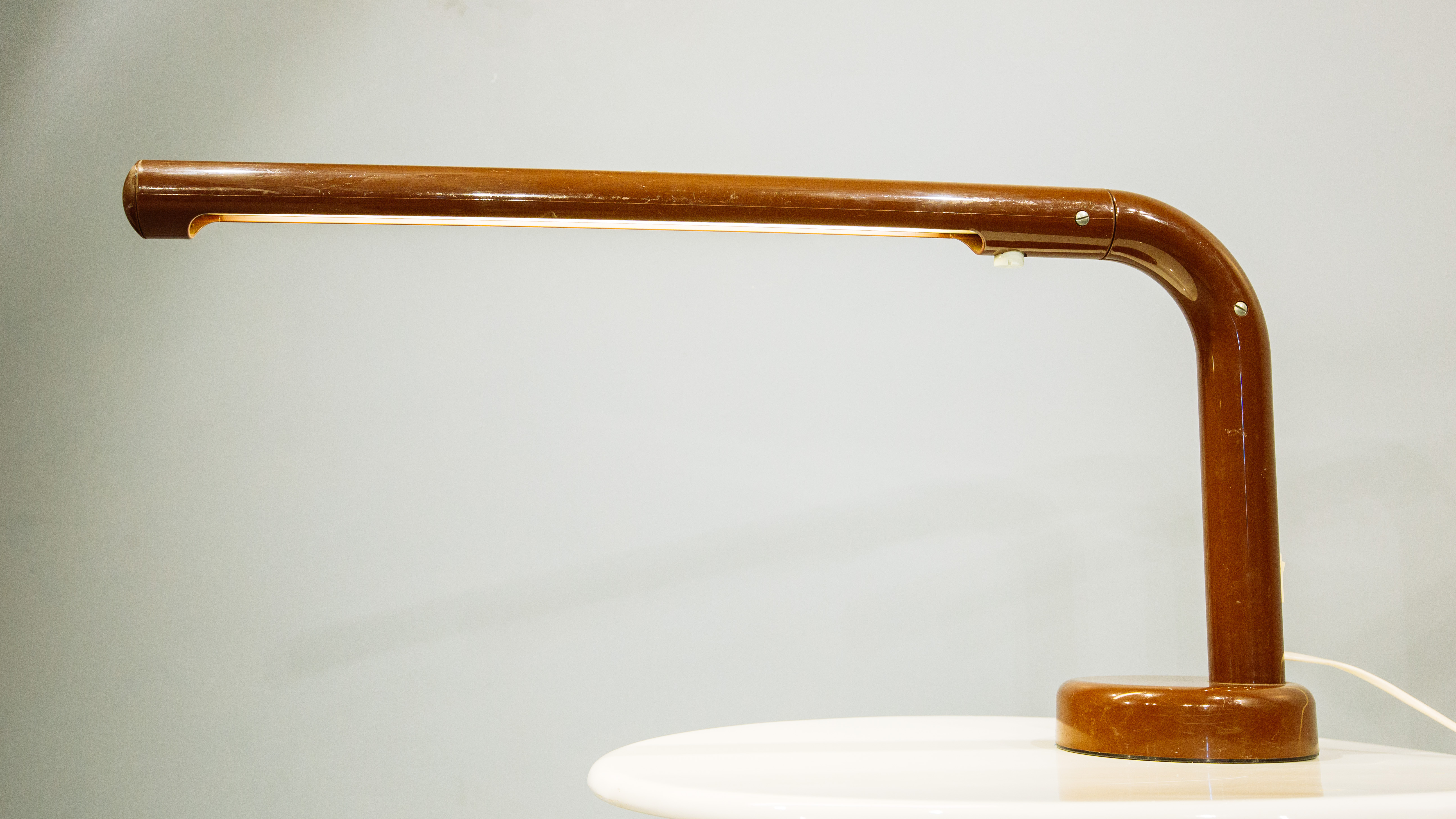 Anders Pehrson tasarımı  'Tuben' masa lambası . Atelje Lyktan üretimi 