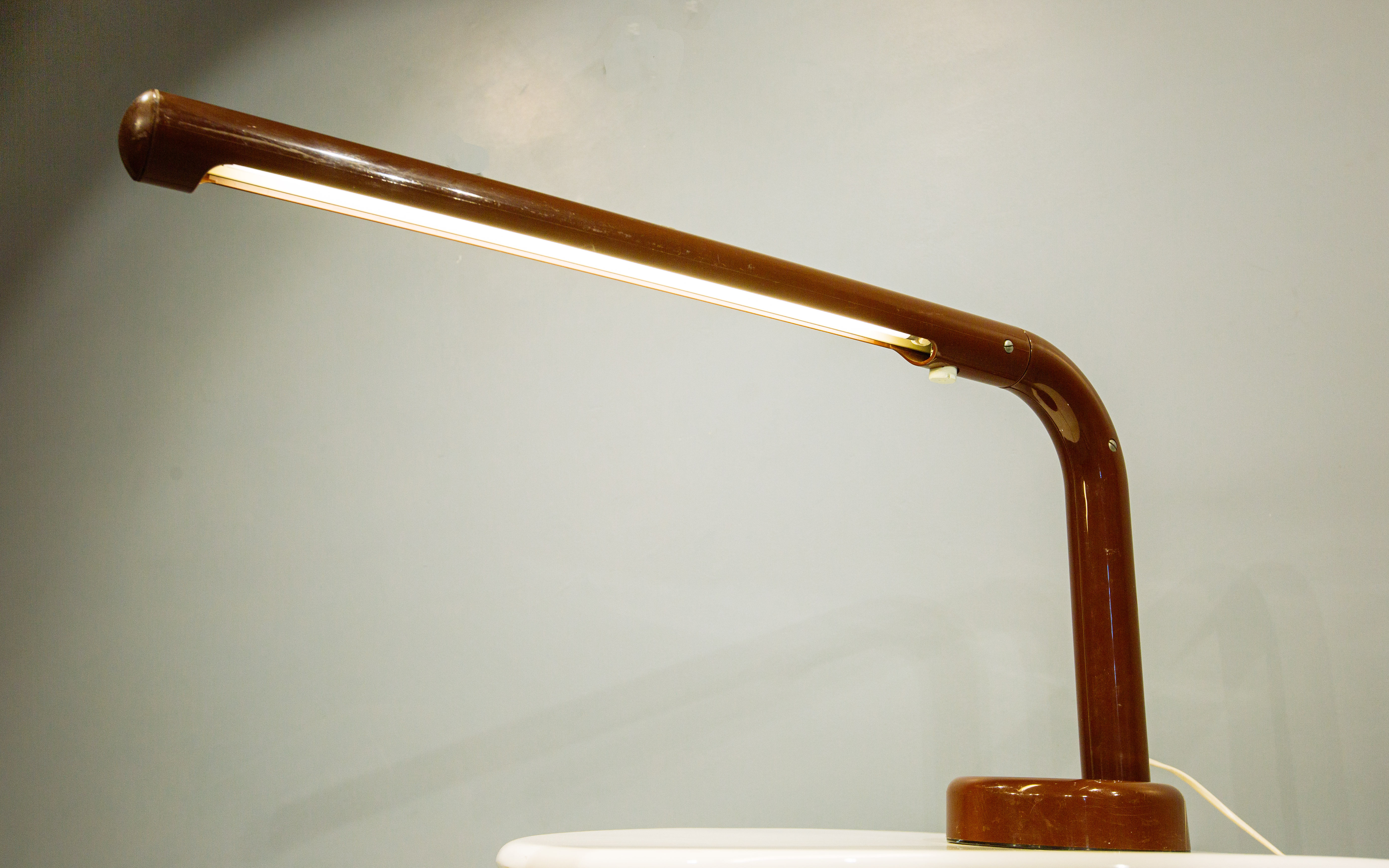 Anders Pehrson tasarımı  'Tuben' masa lambası . Atelje Lyktan üretimi 