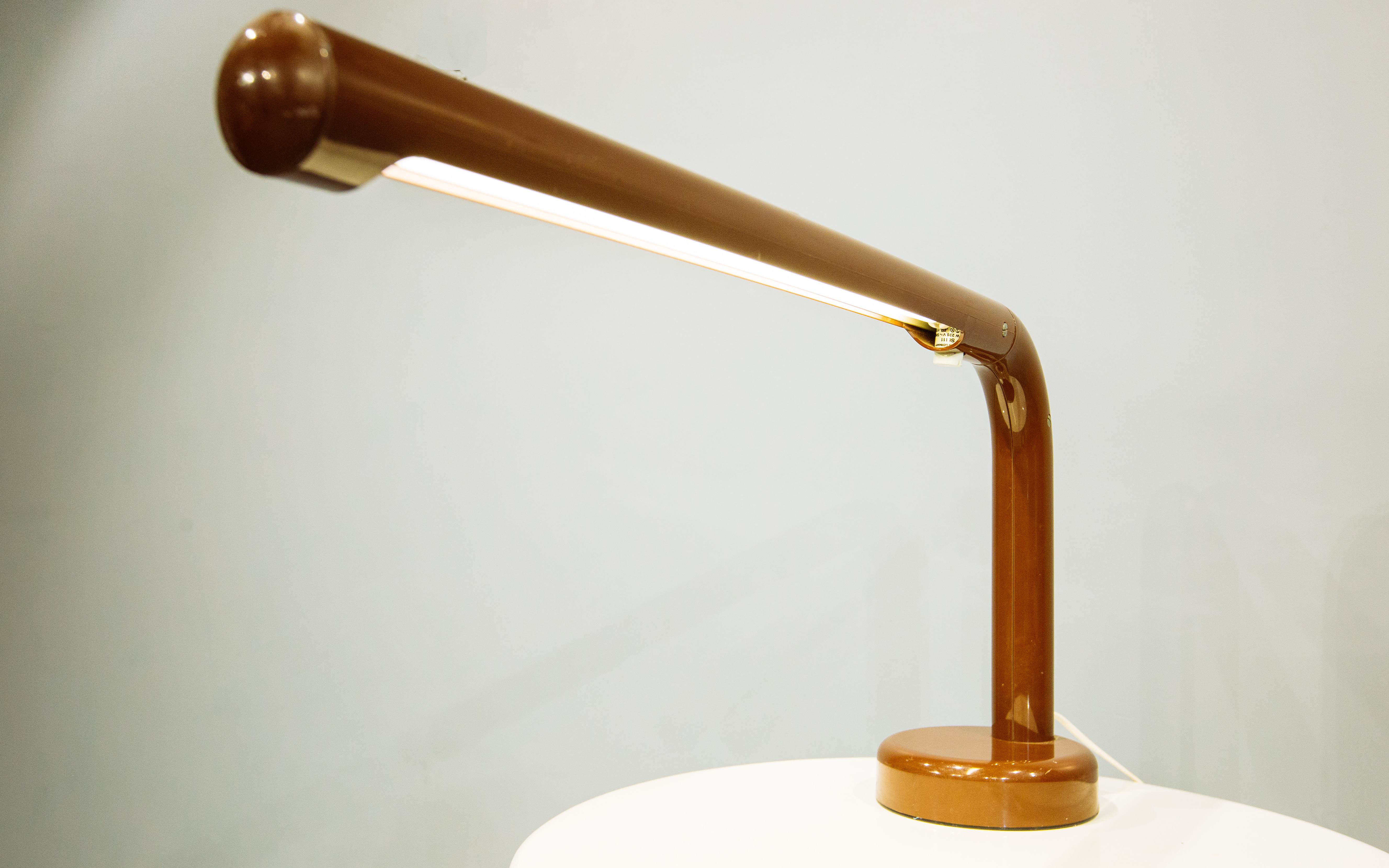 Anders Pehrson tasarımı  'Tuben' masa lambası . Atelje Lyktan üretimi 